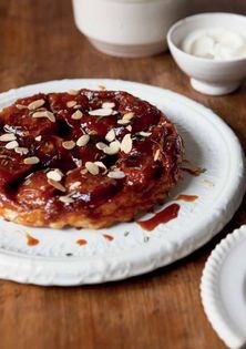 Tarte Tatin with rosemary and almonds (Tarte Tatin au romarin et amandes grillées)