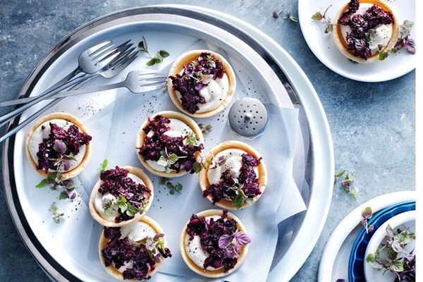 Tarts with beetroot, coriander and bacon jam