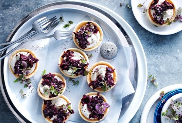 Tarts with beetroot, coriander and bacon jam