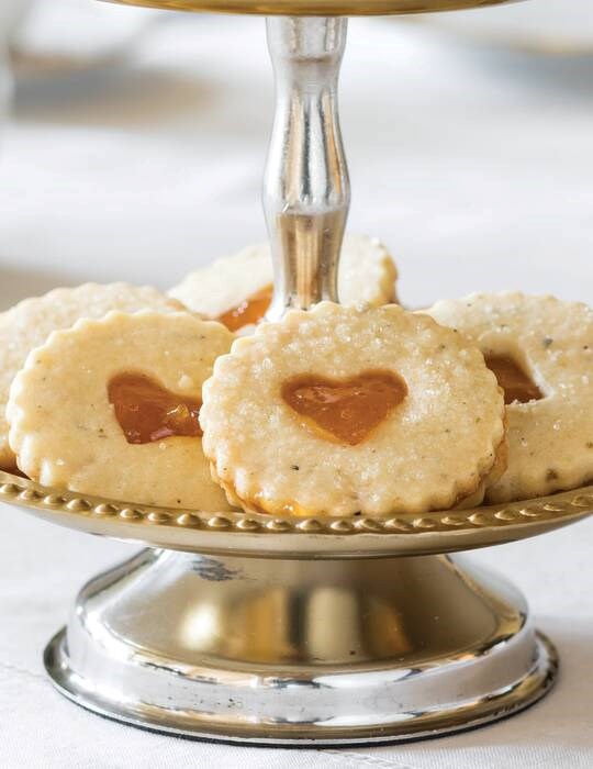 Tea & ginger Linzer cookies with apricot filling