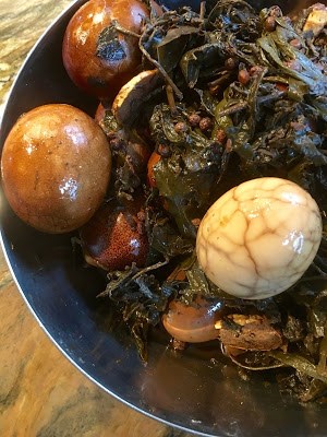 Tea eggs (Cháyè dàn / 茶葉蛋)