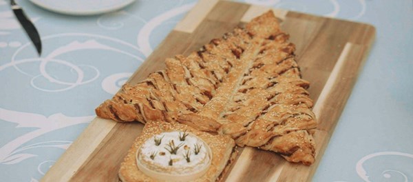Tear & share Christmas tree with baked Camembert