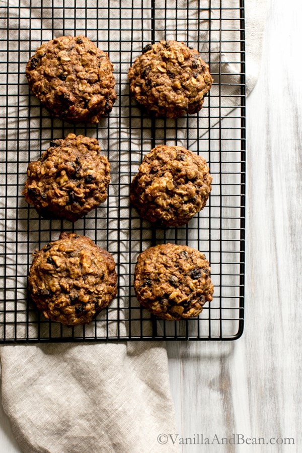 Teff oatmeal cookies with whiskey currants