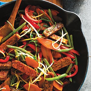 Tempeh and green bean stir-fry with peanut sauce
