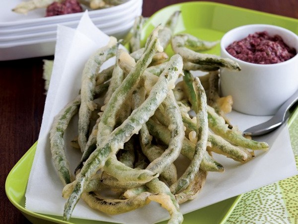 Tempura green beans with tapenade dip