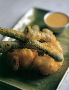 Tempura prawns & asparagus