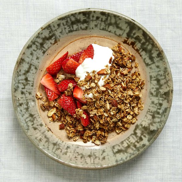 Ten-minute almond granola