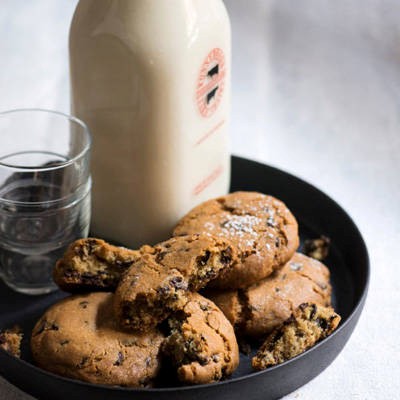 Ten-minute cookies and milk