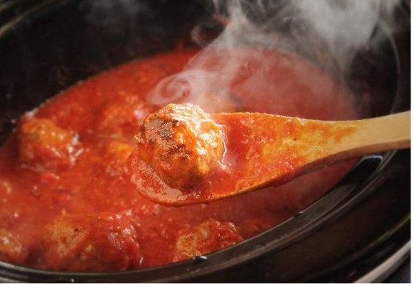 Tender and juicy slow cooker meatballs