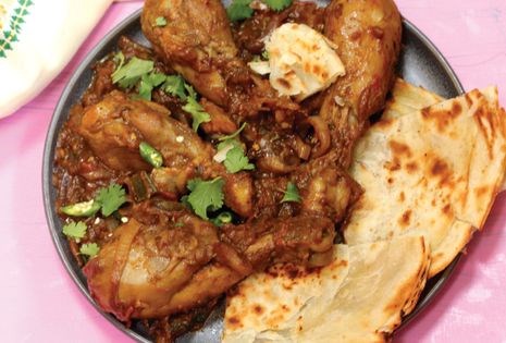 Tender chicken with fragrant spices (Bhuna moorgi)