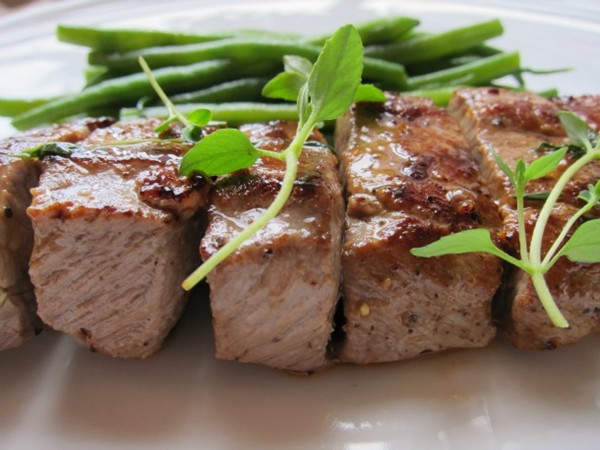 Tender lamb brochettes with thyme and haricots verts