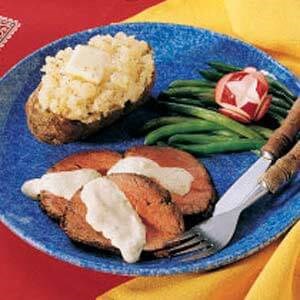 Tenderloin with creamy garlic sauce