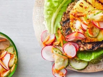 Teriyaki burgers with pineapple [carrot pickle]