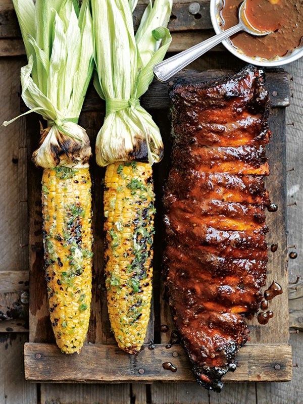 Texan-style ribs with smoky barbecue sauce