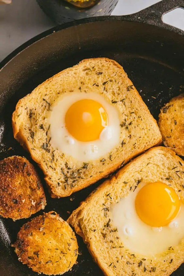 Texas toast egg in a hole 