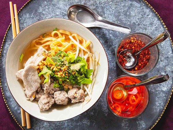 Thai clear pork noodle soup with pork meatballs (Guaydtiaao moo nam sai)
