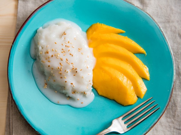 Thai coconut sticky rice with mango (Khao niao mamuang)