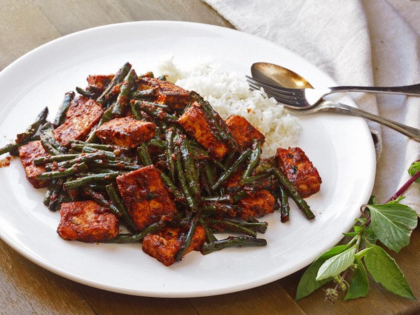 Thai dry-curry stir-fry (Phat phrik khing with tofu and long beans)