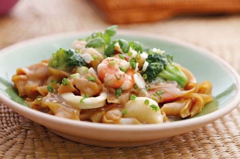 Thai flat noodles (Seafood rad na)
