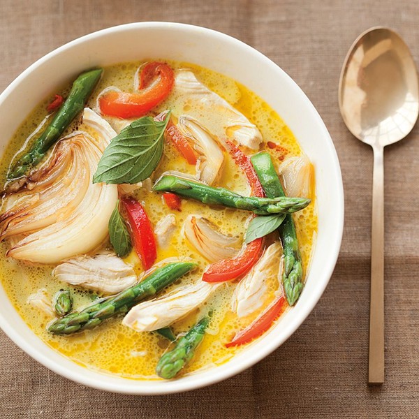 Thai green chicken curry with asparagus 
