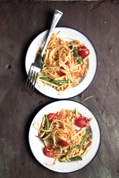 Thai green mango salad (Som tum mamuang) 