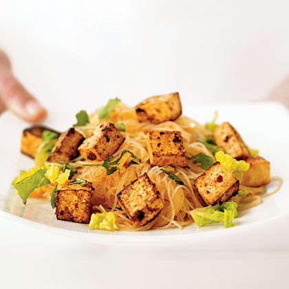 Thai noodle salad with sautéed tofu