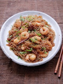 Thai noodles with cinnamon and prawns