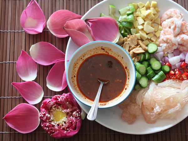 Thai pomelo and shrimp salad (Miang som o)