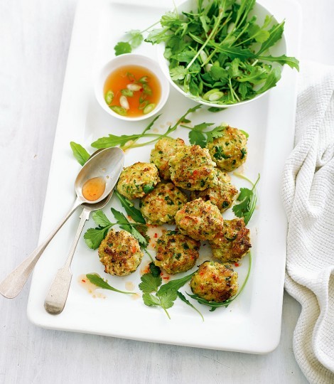 Thai prawn cakes with dipping sauce and rocket salad