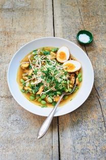 Thai rice soup with mussels and wakame