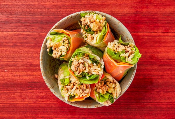 Thai salad rolls with green chili dipping sauce