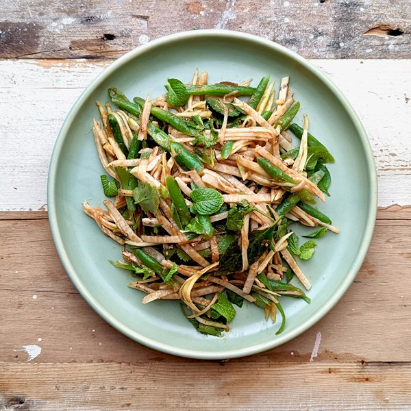 Thai salad with tamarind & sesame dressing