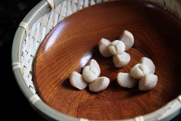 Thai shortbread cookies (Khanom kleeb lamduan)