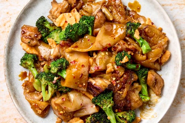 Thai stir-fried soy sauce noodles (Pad see ew / ผัดซีอิ๊ว)