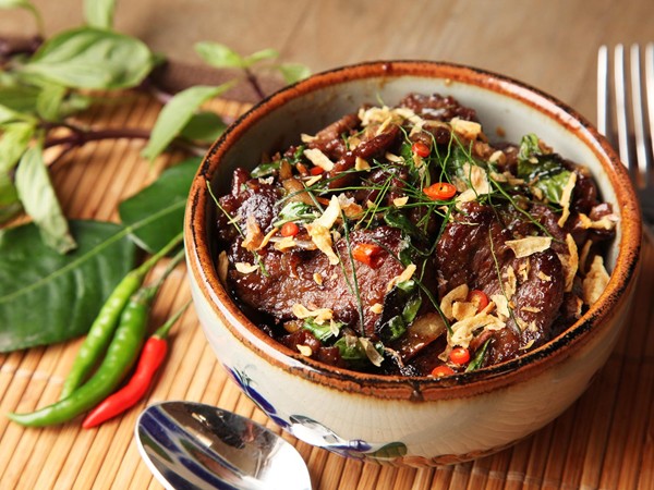Thai-style beef with basil and chilies (Phat bai horapha)
