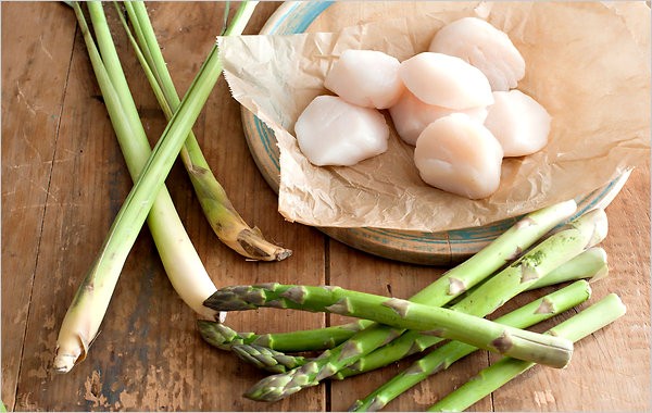 Thai-style scallops with asparagus