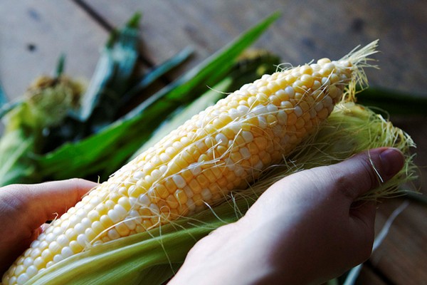 The best way to remove the silk from an ear of corn
