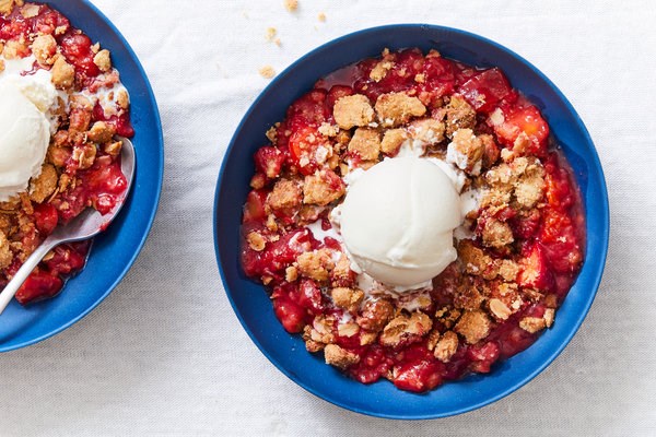 The crunchiest summer fruit crumble