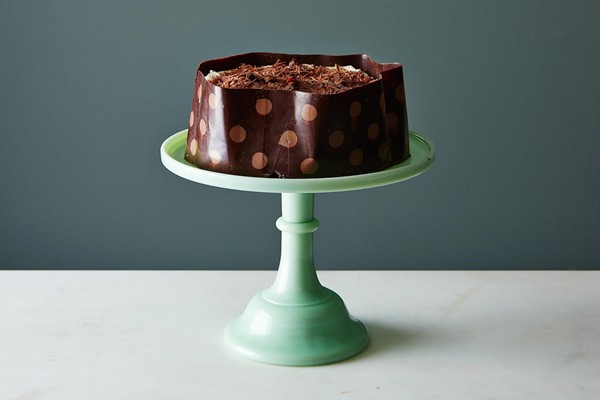 The easiest way to make the fanciest cake (Chocolate-wrapped chocolate cake)