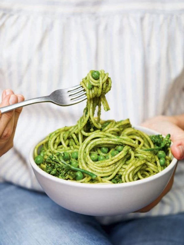 The greenest pasta (Spaghetti with peas, broccolini and kale pesto)