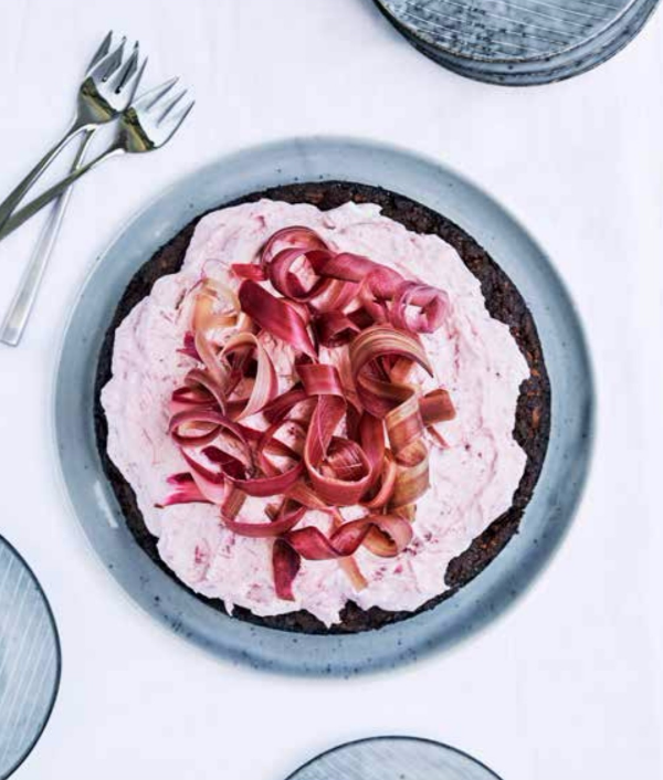 The grown-up cake with dates and hazelnuts