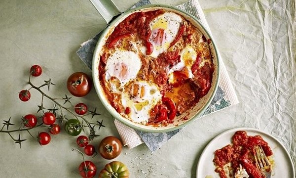 The hearty brunch: eggs in sauce 
