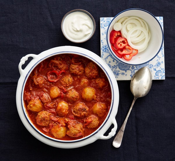 The hearty stew: Meatball goulash with dumplings