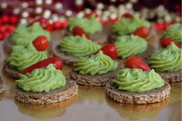 The instant canapé - quick crostini with avocado and green pea hummus