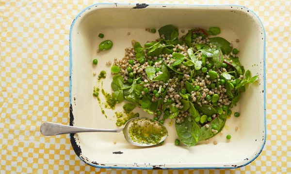 The spicy salad: Lettuce, peas and buckwheat salad with a minty adjica sauce