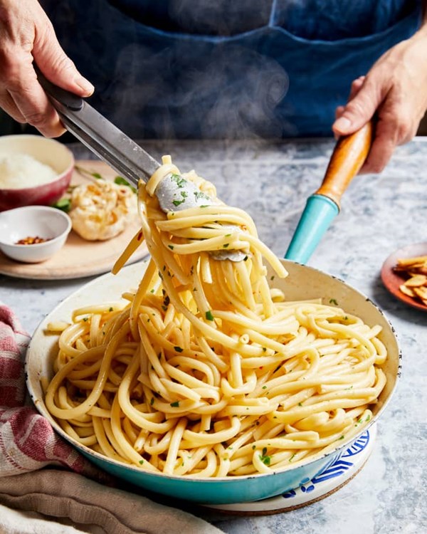 The ultimate garlic pasta