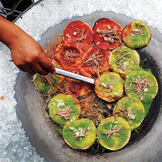 Thick tortillas fried with salsa (Chalupas poblanas)