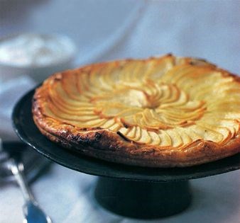 Thin apple tart made with puff pastry (Tarte aux pommes feuilletée)