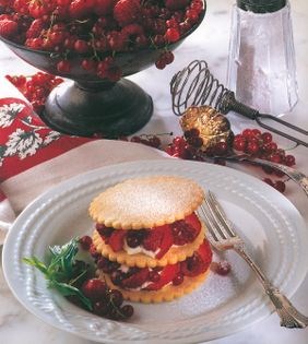 Thin shortbreads with fresh cream and fruit