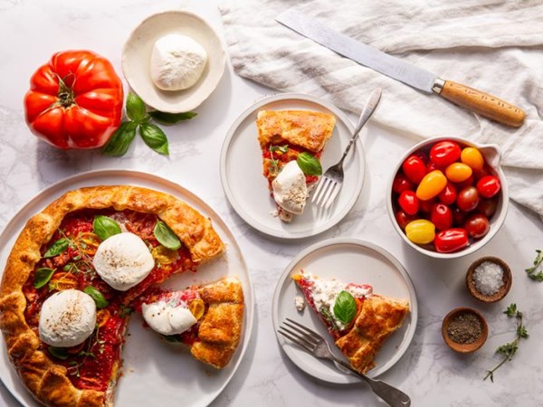 Three-cheese tomato crostata
